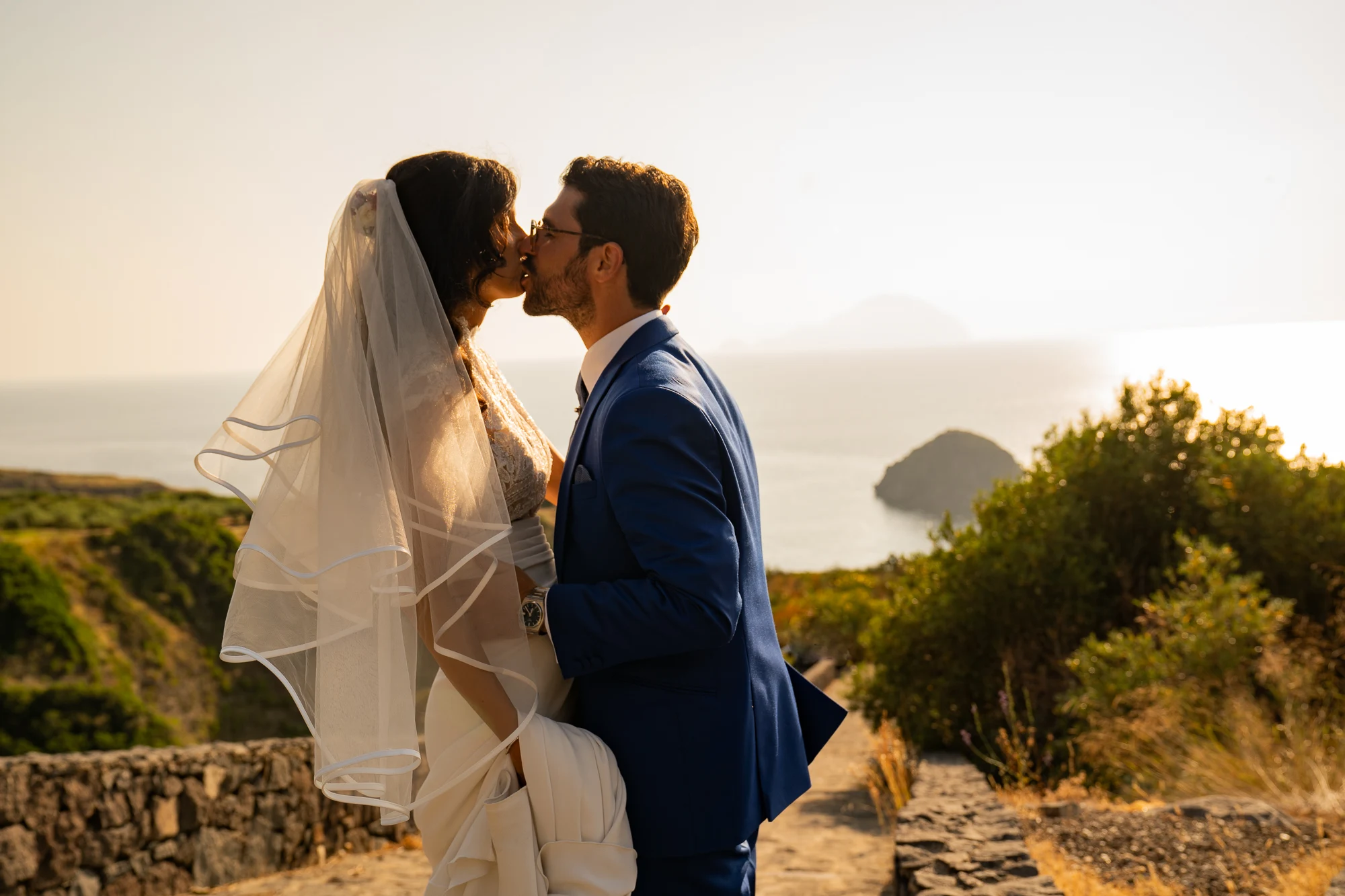 Bacio degli sposi al tramonto alle Isole Eolie