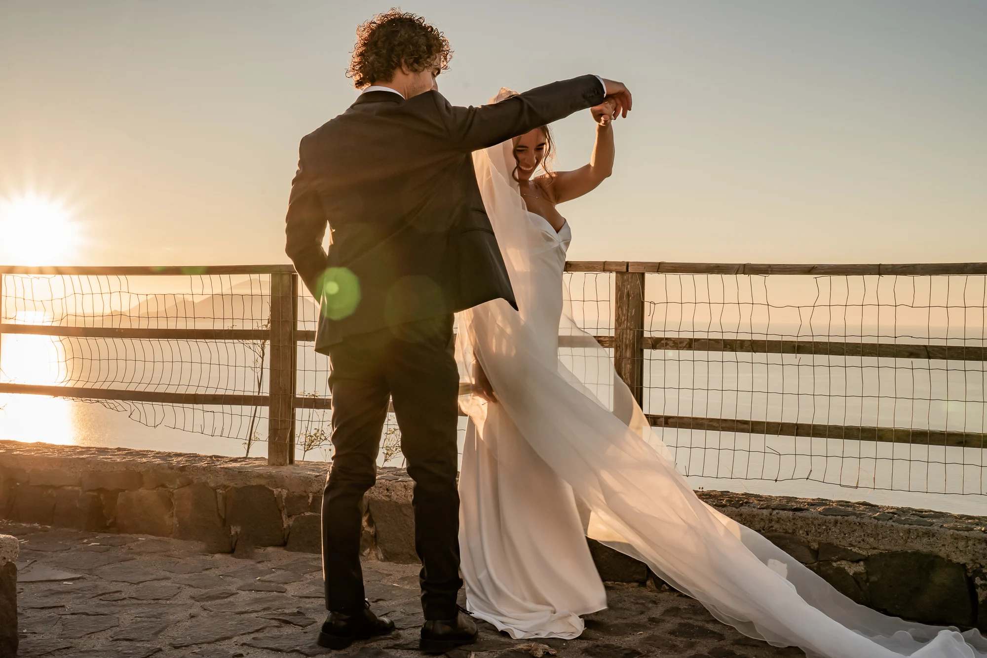 Ballo degli sposi al tramonto sul mare