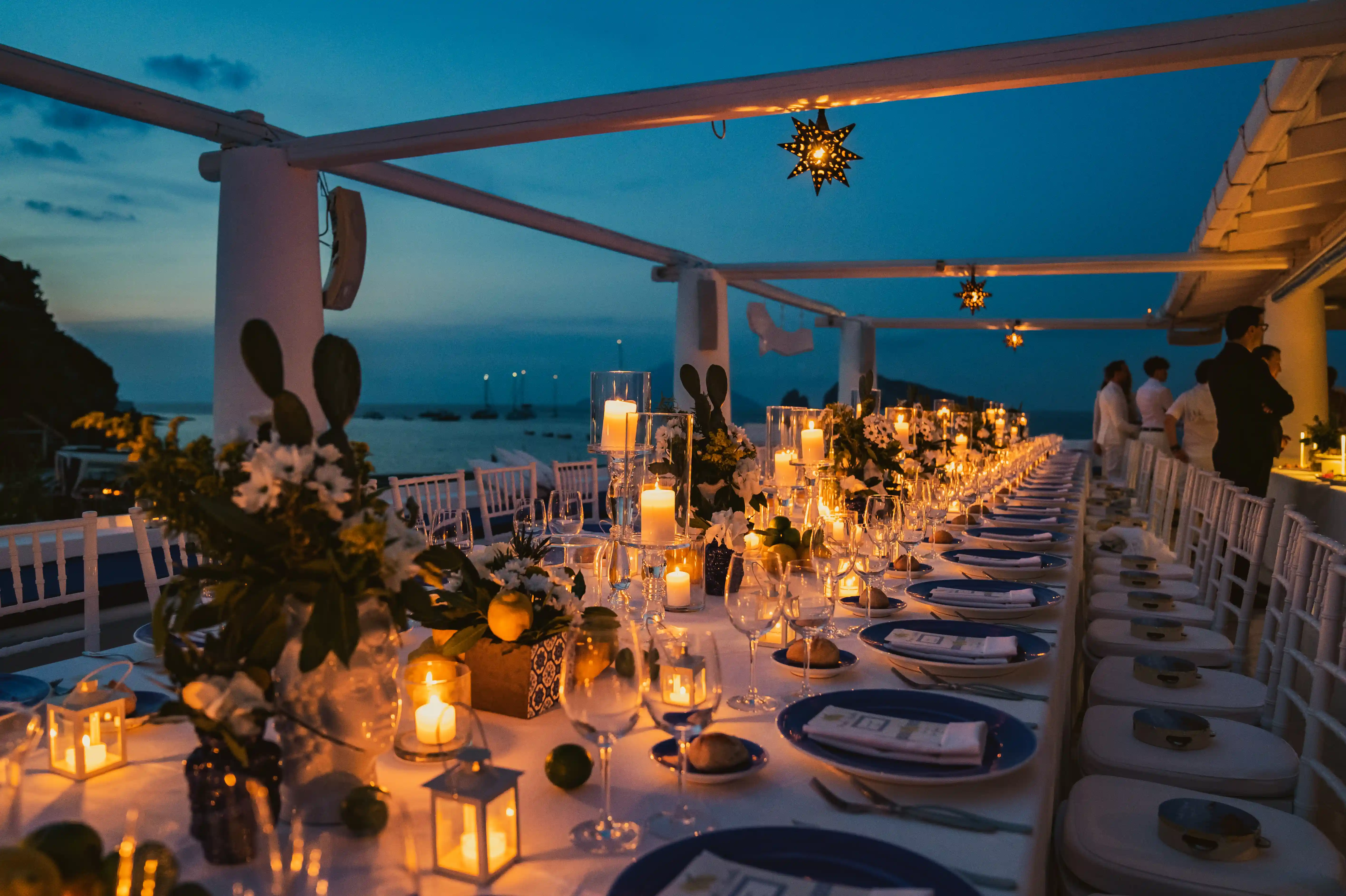 Tavola matrimoniale con candele vista mare — Miriam Ziino Photographer