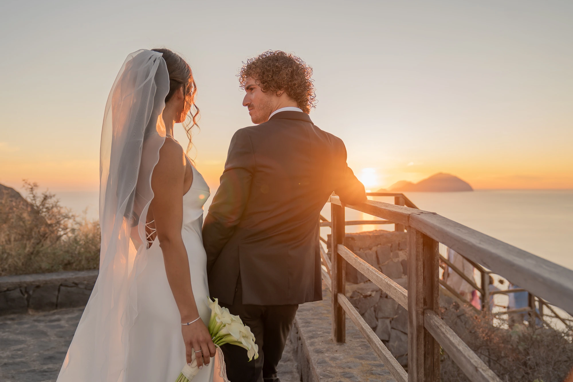 Sposi al tramonto alle Isole Eolie — Miriam Ziino Photographer