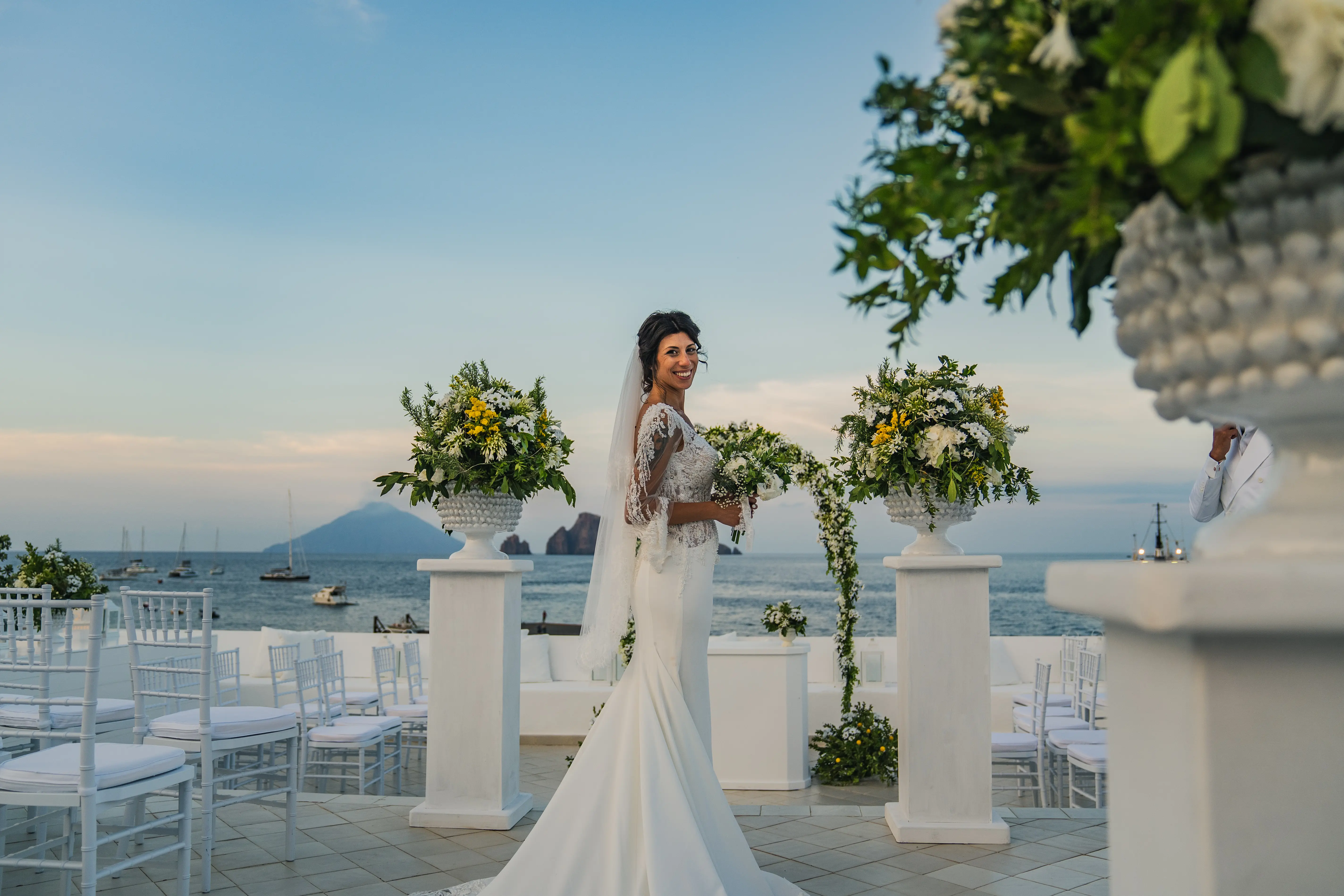 Sposa all'altare con panoramica su Stromboli