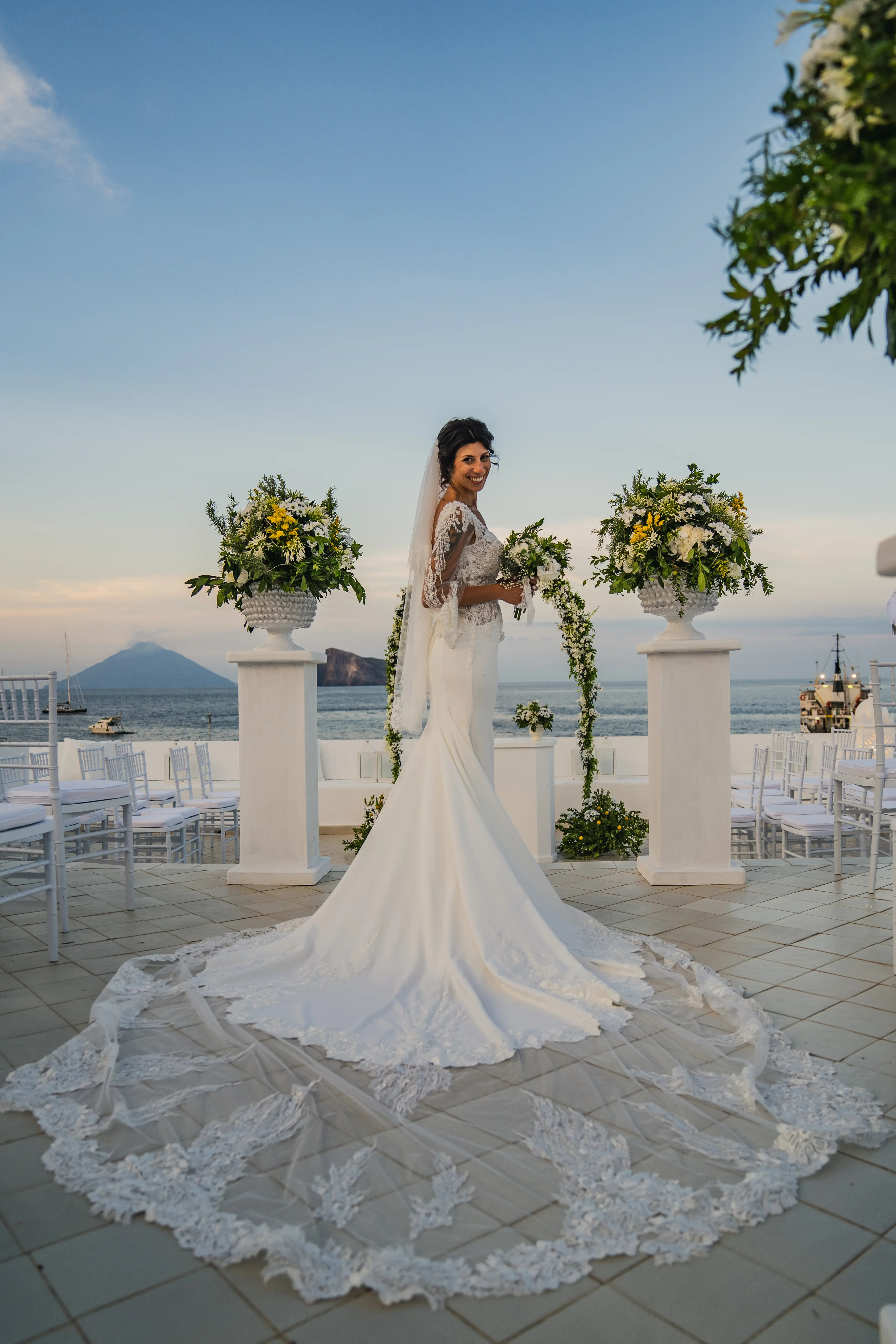 Sposa con strascico all'altare con vista Stromboli