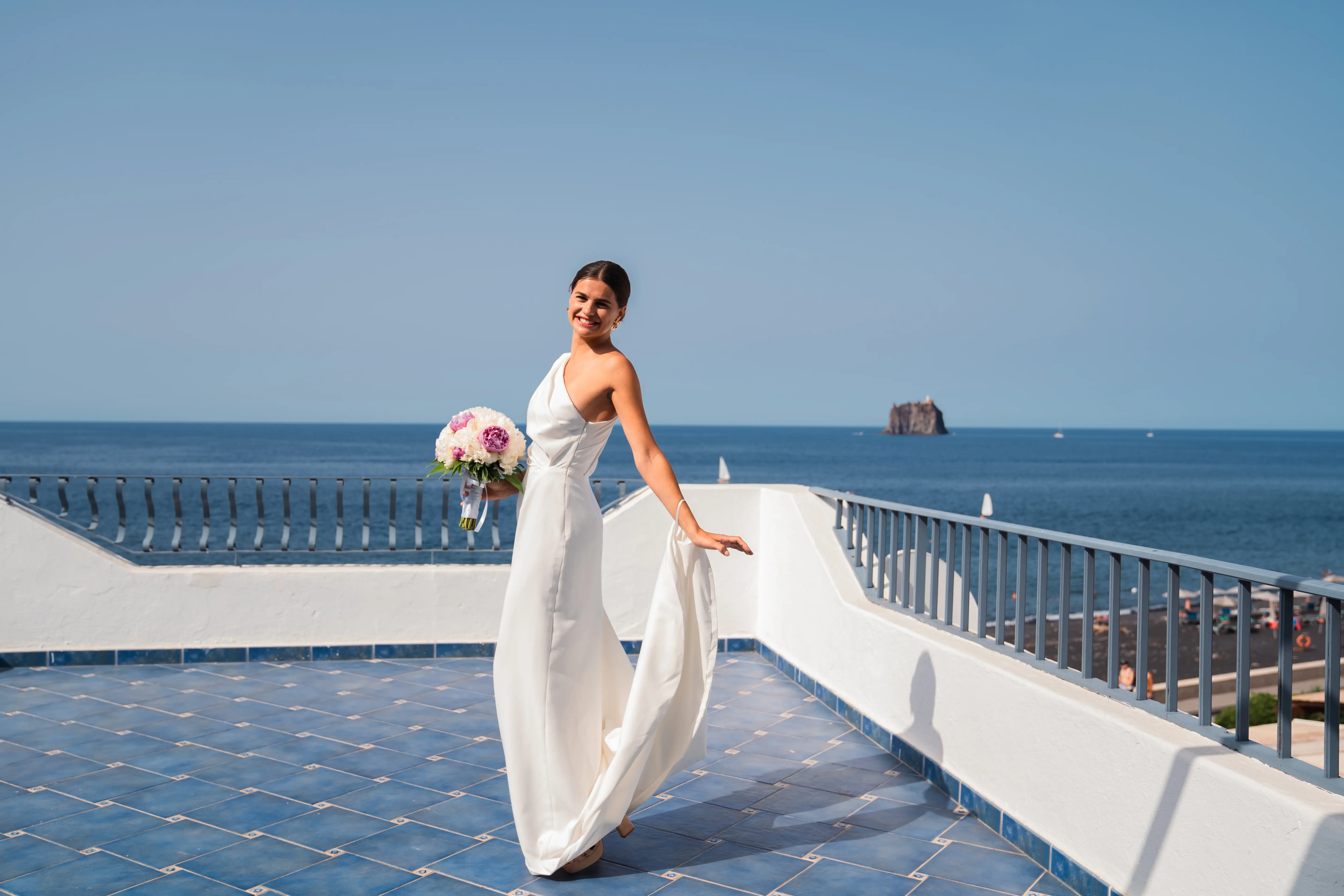 Sposa sulla terrazza con vista mare e Strombolicchio