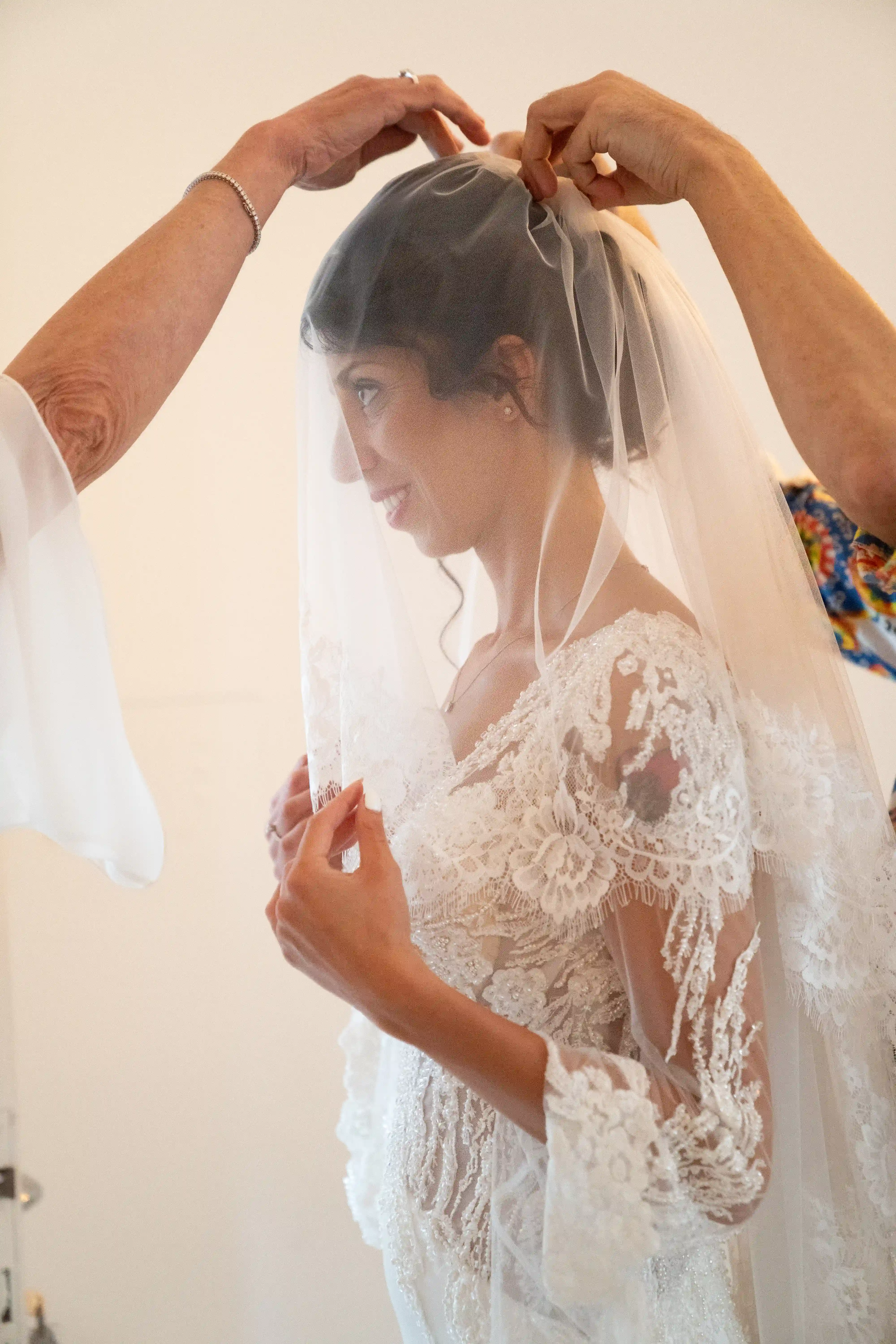 Sposa durante la vestizione del velo