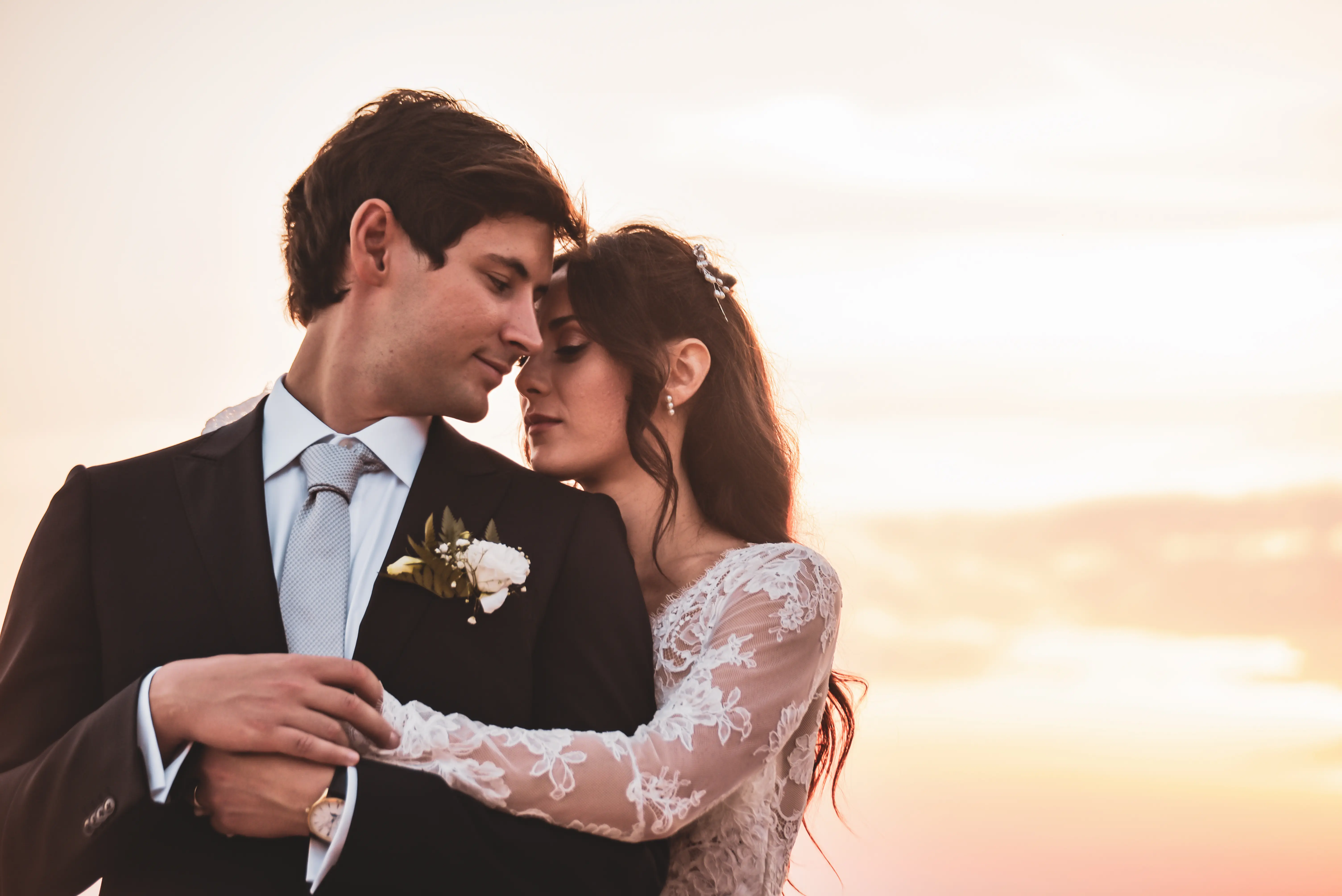 Sposi abbracciati al tramonto — Miriam Ziino Photographer