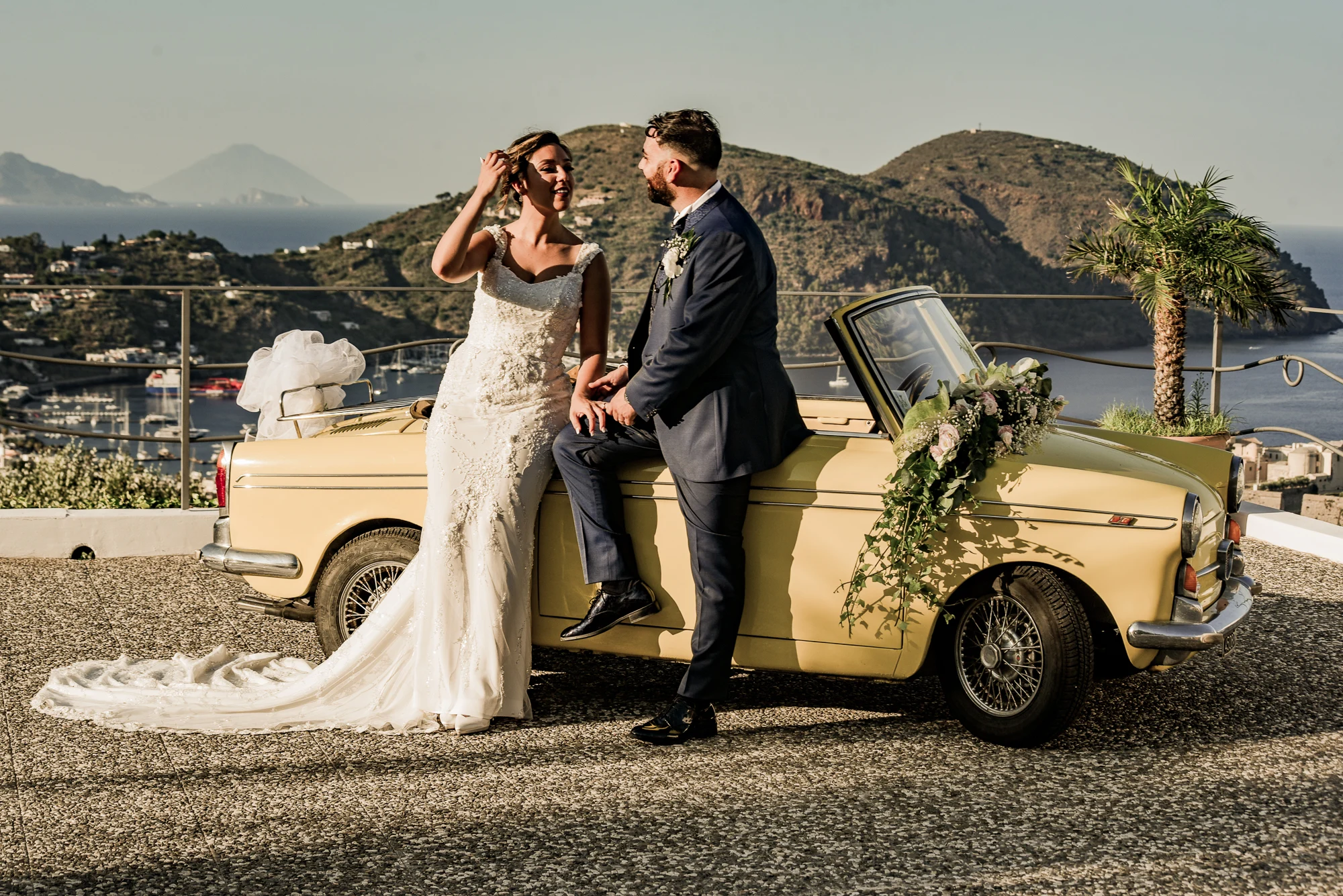 Sposi con auto vintage a Lipari