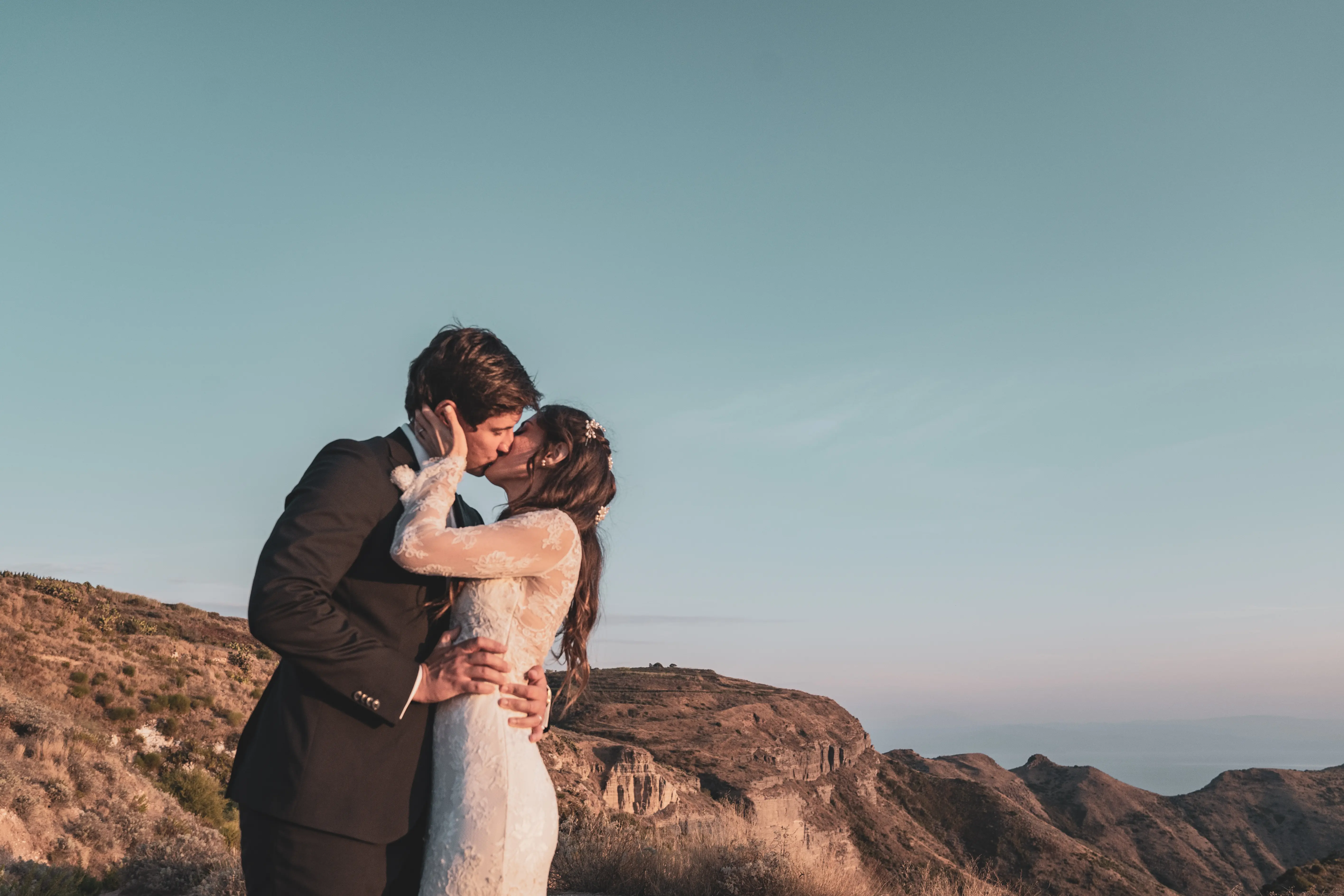 Bacio degli sposi con cielo panoramico alle Isole Eolie
