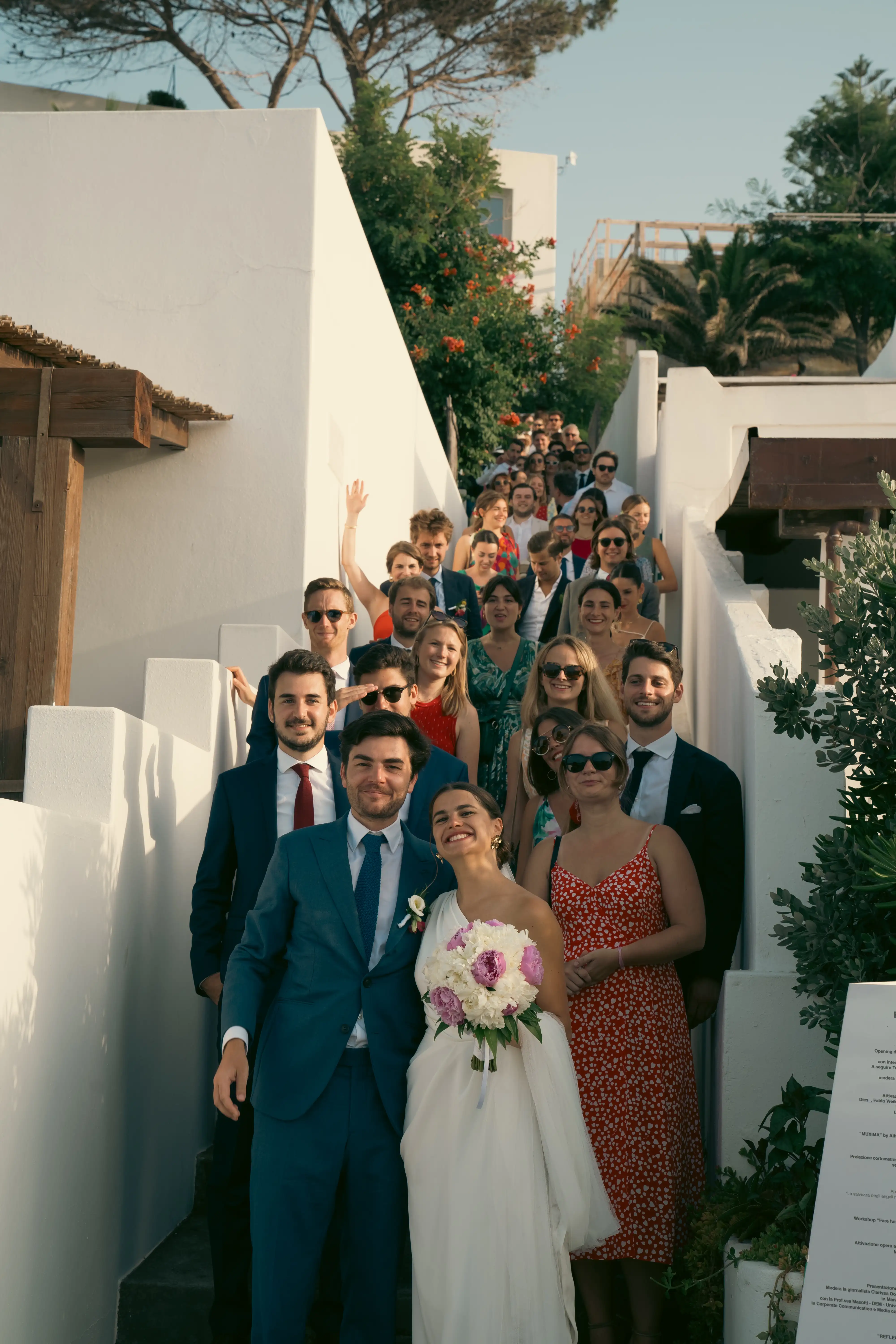 Sposi con invitati sulla scalinata alle Isole Eolie