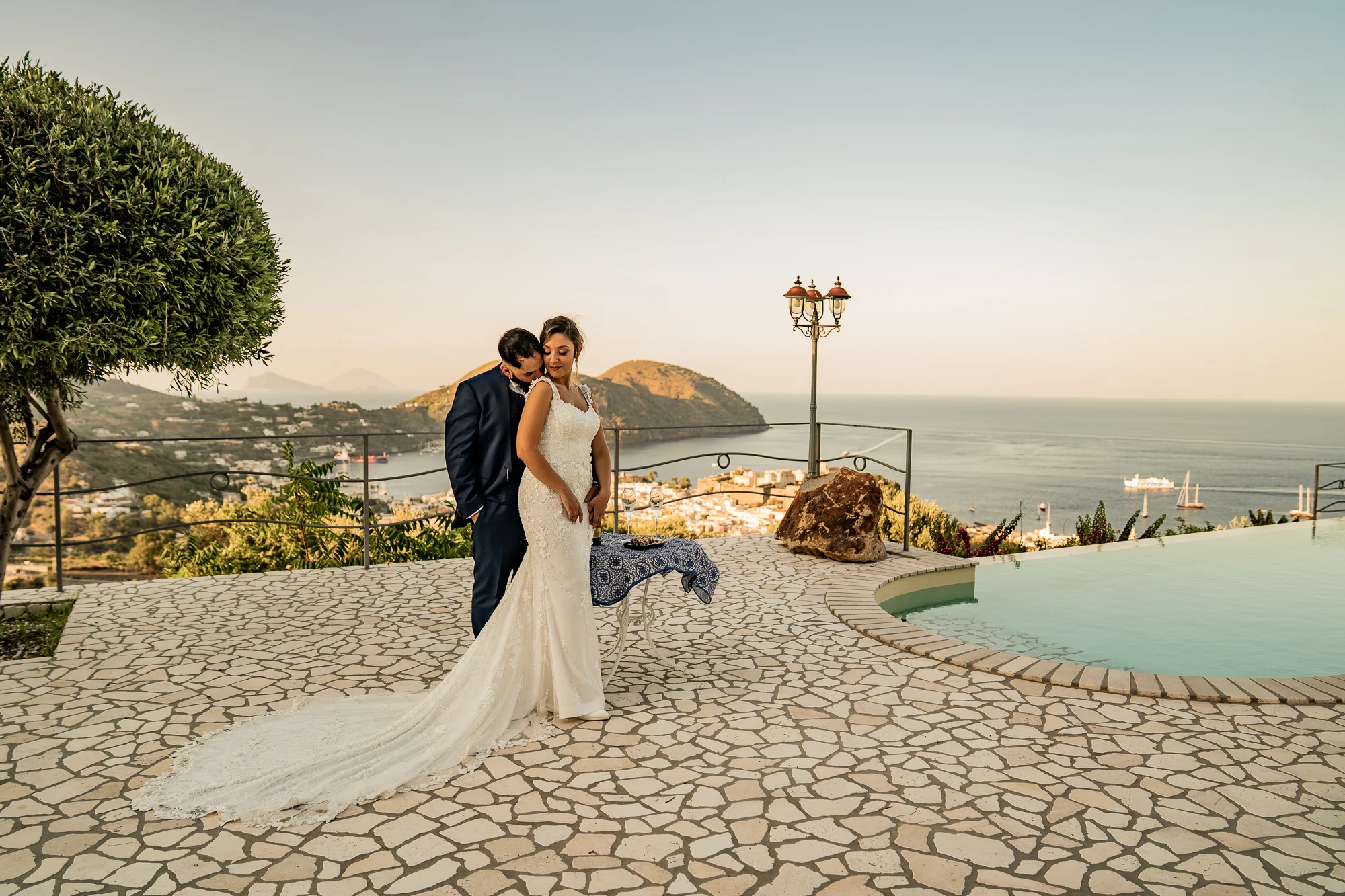 Sposi con vista panoramica su Lipari — Miriam Ziino Photographer