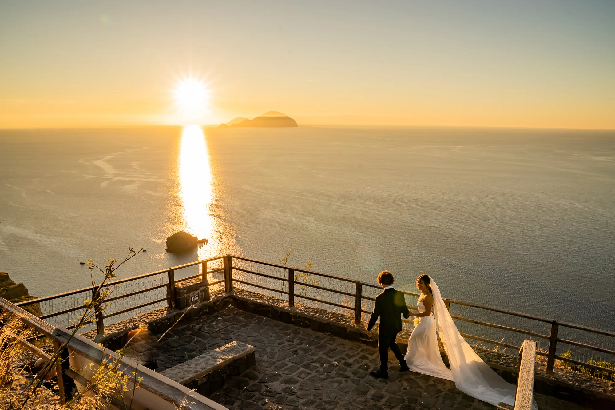 Sposi sulla terrazza panoramica al tramonto alle Isole Eolie